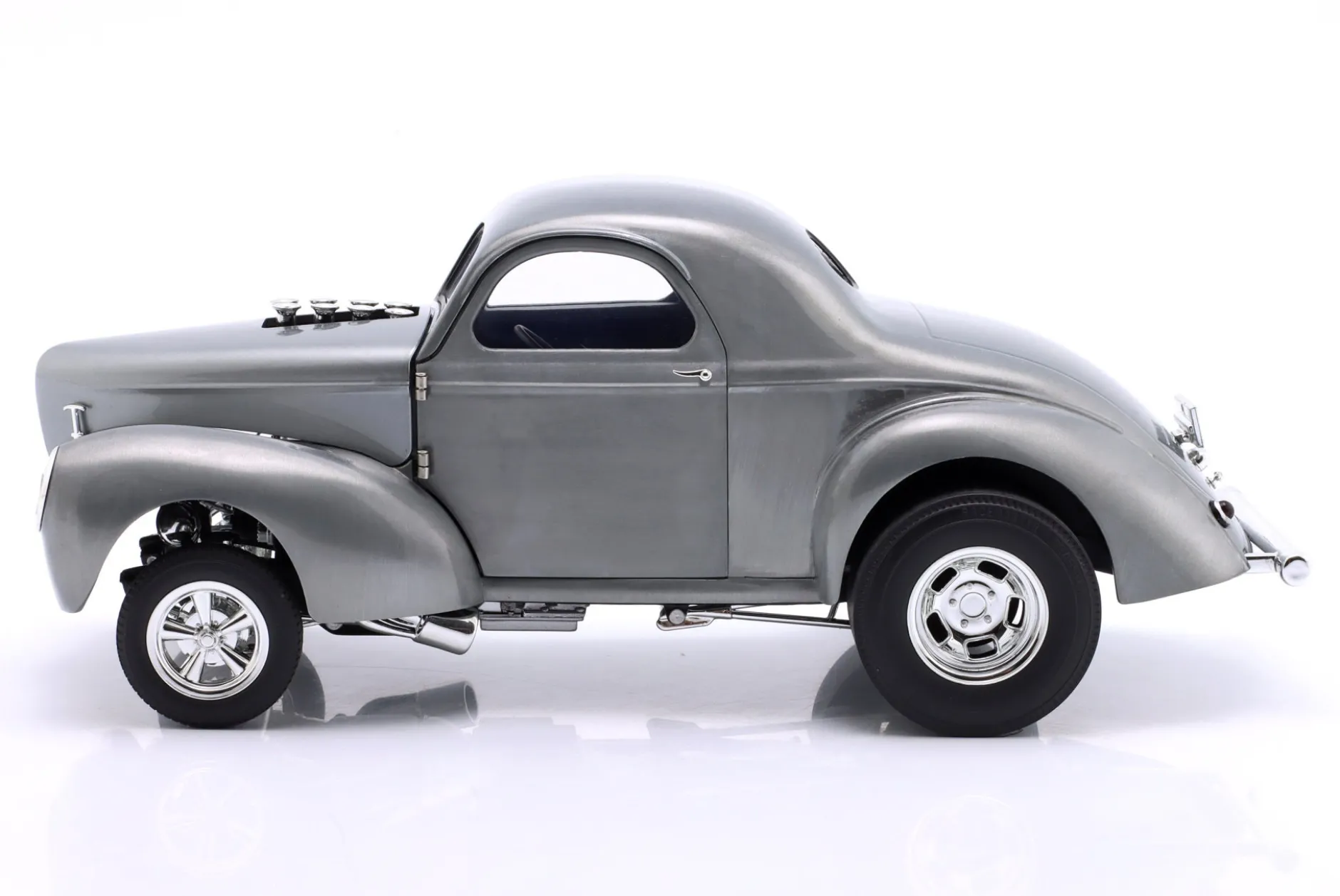 Willys Gasser Hammered Steel Baujahr 1940 clear finish 1:18 GMP